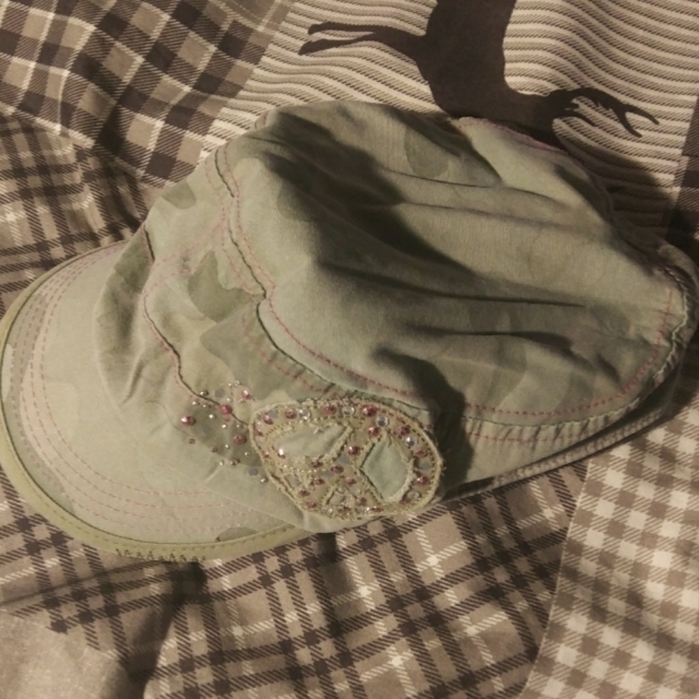 Girl camo hat size M/L